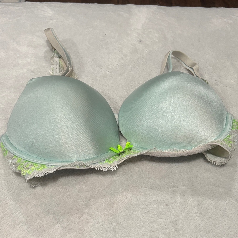 ⭐️ 2/$10 - Elegant Mint Green Lace Trim Bra